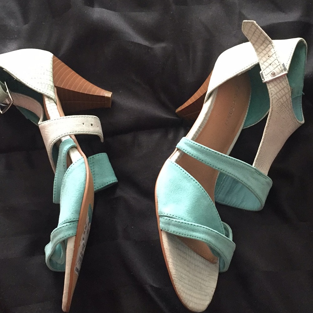 Pretty blue kitten heels